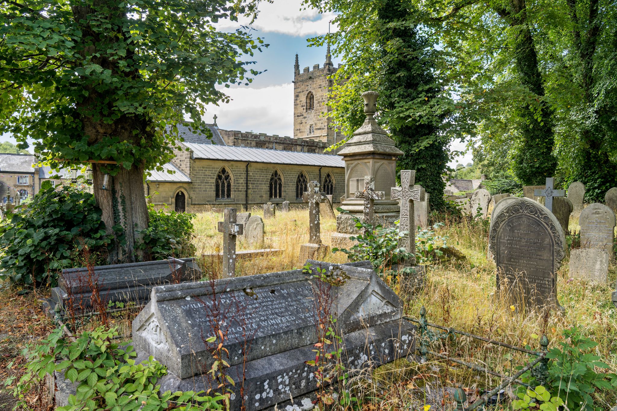 Die St Lawrence’s Church erinnert an die Selbstisolierung Eyams 1665–1666; sie birgt Mompessons Eichenstuhl und das Grab seiner Frau Catherine, die während der Pest beim Pfarrer blieb und starb.